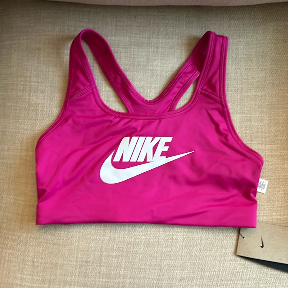 Nike women’s sports bra. Never worn, new with tags.